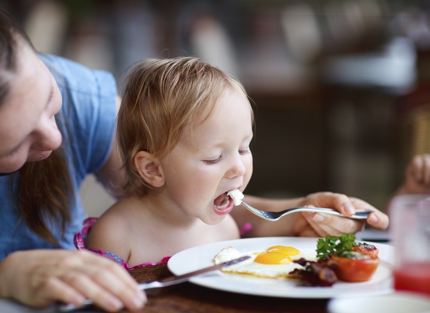 crianca_comendo (Foto: ThinkStock)